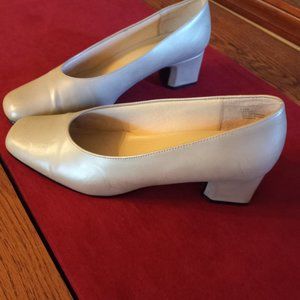 9 2 5 Paula II Bone Luster heels
